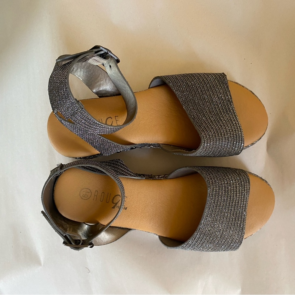 Rouge Helium Silver Gray Sandals with Textured Design - Picture 4 of 10